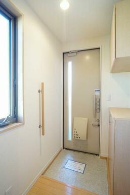 玄関にはシューズボックスがございます