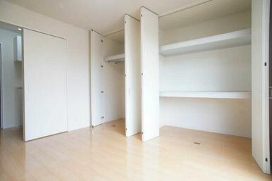 ６．３帖洋室には２種類の収納がございます。たっぷり収納なので、お部屋を広くお使い頂けます！
