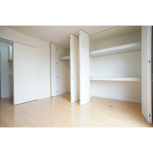 ６．３帖洋室には２種類の収納がございます。たっぷり収納なので、お部屋を広くお使い頂けます！
