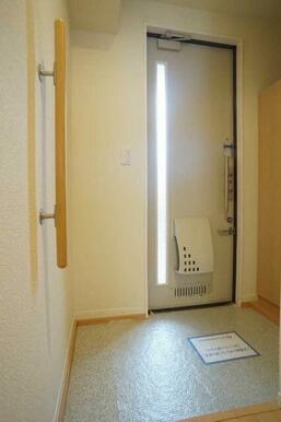 玄関には手摺がございます