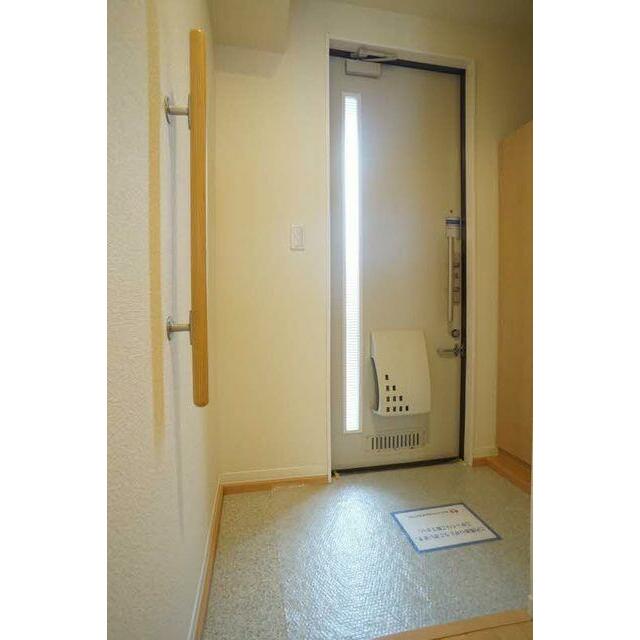 玄関には手摺がございます