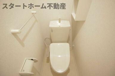 落ち着いた色調のトイレです