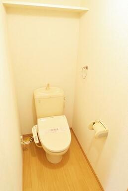 【他号室参考写真】清潔感のある洗浄便座つきのトイレ。