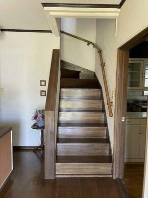 玄関を開けると正面に２階へ上がる階段があります
