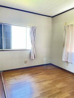 2面から日差しが入るので風通しの良いお部屋です