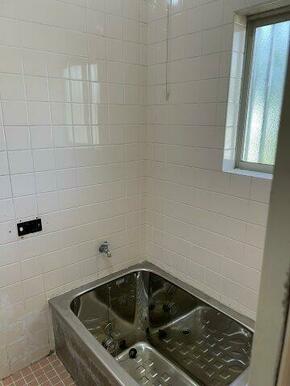 陽の光が差し込む明るいお風呂