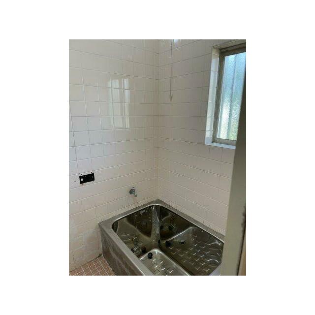 陽の光が差し込む明るいお風呂