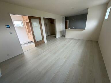 家具のデザインや配置でリビングの印象は大きく変わります。ぜひ自分の感性に合う空間を（2号棟）