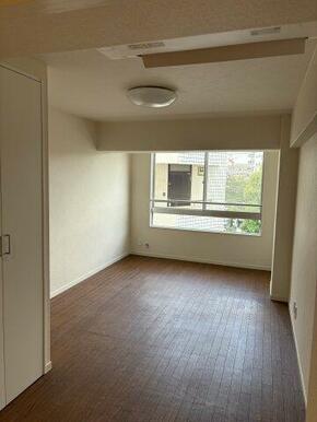 落ち着いた色調の洋室です