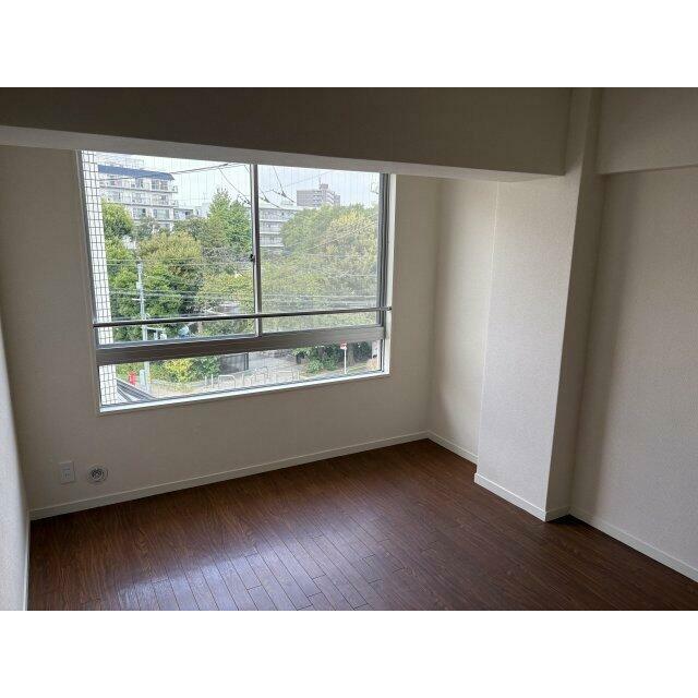 明るい洋室です