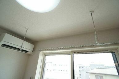 ☆室内物干し☆　洗濯物の室内干しに便利♪不要時には取外しもできます。