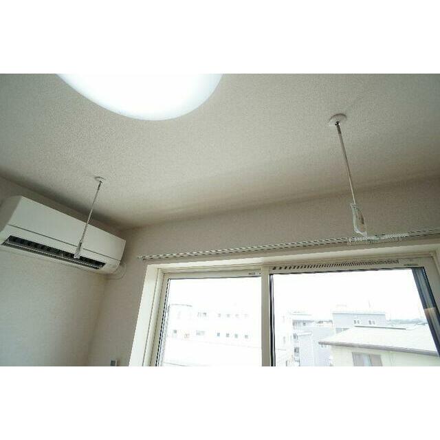 ☆室内物干し☆　洗濯物の室内干しに便利♪不要時には取外しもできます。