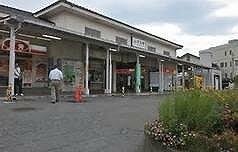 ＪＲ衣笠駅から徒歩１３分でございます。