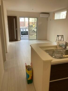 くつろぎスペースとしてはもとより、リビングに学習やテレワークのスペースを設けるご家庭も増えています（1号棟）