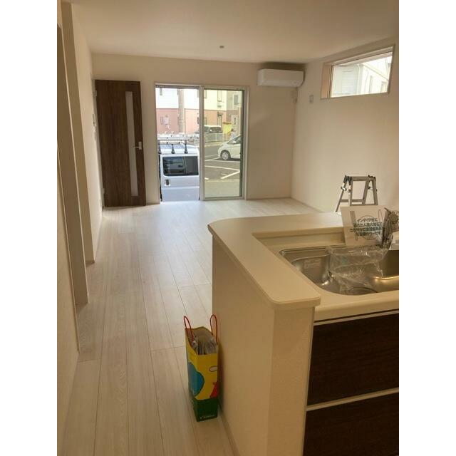 くつろぎスペースとしてはもとより、リビングに学習やテレワークのスペースを設けるご家庭も増えています（1号棟）