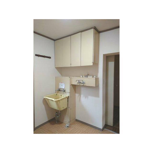 洗濯機置場の脇にはスロップシンクもあります。お子様の泥汚れの予洗いもラクラクです！
