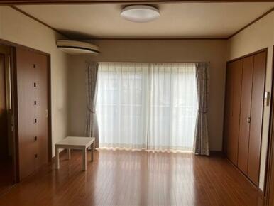 寝室にぴったりの２階洋室