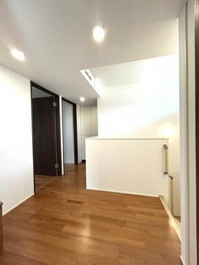 【2階踊り場】2階の踊り場は、各居室をつなぐゆとりあるスペース。朝の身支度や帰宅後の動線もスムーズで、家族みんなが快適に過ごせる設計です♪