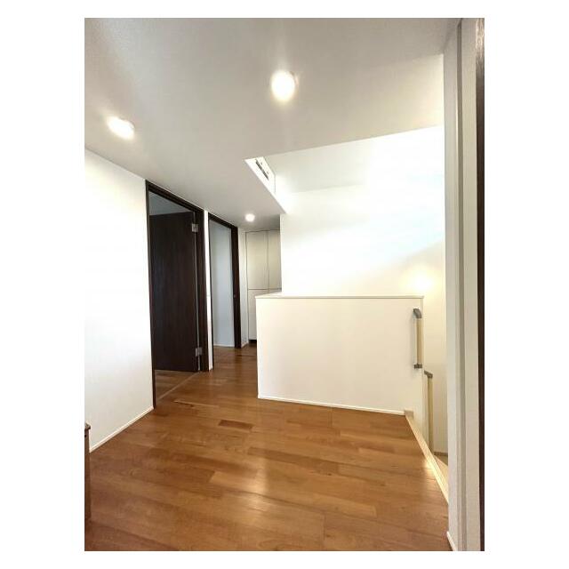 【2階踊り場】2階の踊り場は、各居室をつなぐゆとりあるスペース。朝の身支度や帰宅後の動線もスムーズで、家族みんなが快適に過ごせる設計です♪