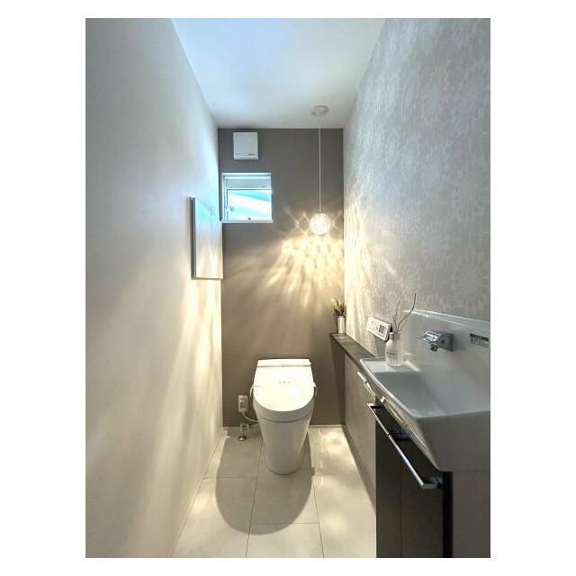 【トイレ】スタイリッシュなタンクレストイレは空間をすっきり見せてくれます。手洗い場付きで、使い勝手も◎。清潔感と機能性を兼ね備えた快適な空間です。