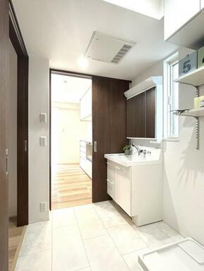 【洗面】廊下とLDKの両方から行き来できる洗面脱衣所は、忙しい朝や家事の合間にも便利。動線がスムーズで、毎日の暮らしがより快適に♪