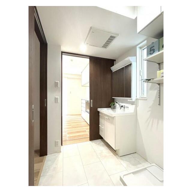 【洗面】廊下とLDKの両方から行き来できる洗面脱衣所は、忙しい朝や家事の合間にも便利。動線がスムーズで、毎日の暮らしがより快適に♪