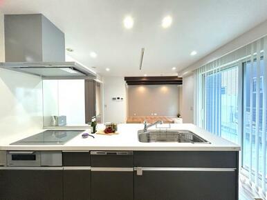 【キッチン】LDKは見通しが良く、キッチンからお子様の様子を確認しながら調理ができる安心設計。家族の時間を大切にできる間取りです♪