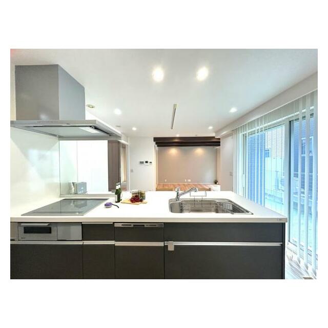 【キッチン】LDKは見通しが良く、キッチンからお子様の様子を確認しながら調理ができる安心設計。家族の時間を大切にできる間取りです♪