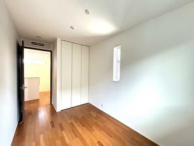 【2階南東側の約4.9帖洋室】南東向きの明るい洋室は、朝の光がしっかり差し込む快適な子ども部屋。約4.9帖の広さで、収納も備えているのでおもちゃや衣類もすっきり整理できますね♪