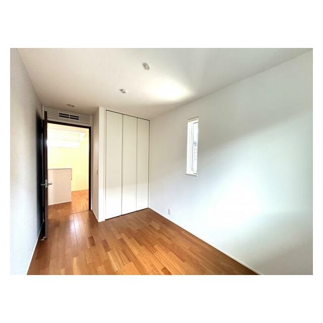 【2階南東側の約4.9帖洋室】南東向きの明るい洋室は、朝の光がしっかり差し込む快適な子ども部屋。約4.9帖の広さで、収納も備えているのでおもちゃや衣類もすっきり整理できますね♪