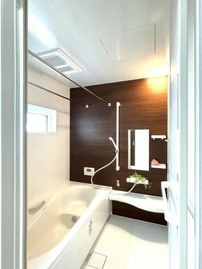 【浴室】浴室乾燥機付きで、雨の日の洗濯も安心。窓付きの浴室は換気も良く、毎日のバスタイムがより快適に。家事もリラックスも両立できる空間です。