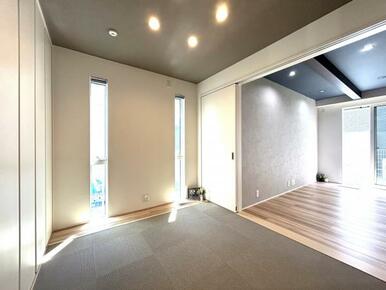 【和室】リビングと廊下の両方からアクセス可能な約4.9帖の和室スペース。客間としてはもちろん、お子様の遊び場や趣味の空間など、多目的にご活用いただけます♪