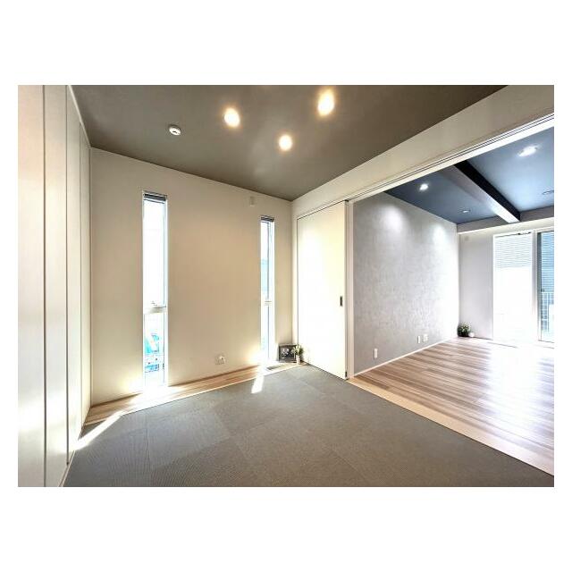 【和室】リビングと廊下の両方からアクセス可能な約4.9帖の和室スペース。客間としてはもちろん、お子様の遊び場や趣味の空間など、多目的にご活用いただけます♪