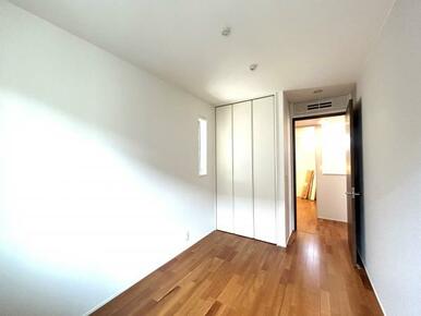 【2階南西側の約4.9帖洋室】子ども部屋にぴったりのサイズ感。収納スペースもあり、おもちゃや衣類もすっきり整理できます。窓からは自然光が差し込み、明るく快適な空間で、お子さまものびのび過ごせます♪