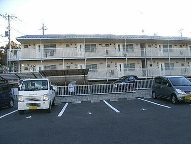 閑静な住宅街、駐車場有