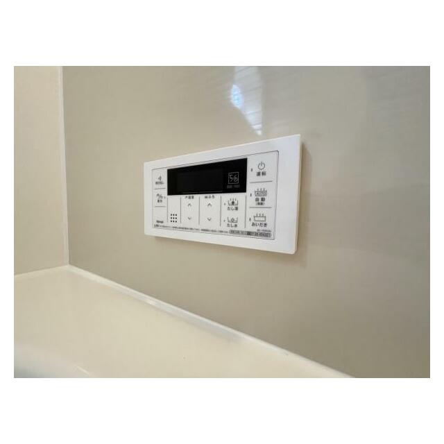 ボタンひとつでお湯張りや追い焚き、温度調整までしてくれる便利なオートバス機能付き！