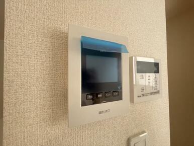 訪問者がひと目でわかるモニター付きインターホンを標準装備。お子さまのお留守番にも安心です！