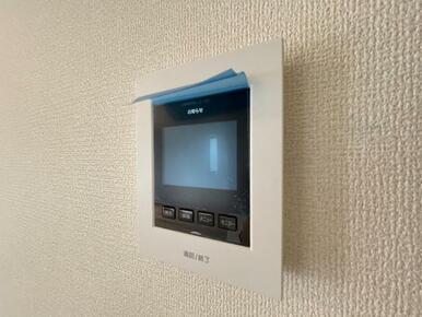 訪問者がひと目でわかるモニター付きインターホンを標準装備。お子さまのお留守番にも安心です！