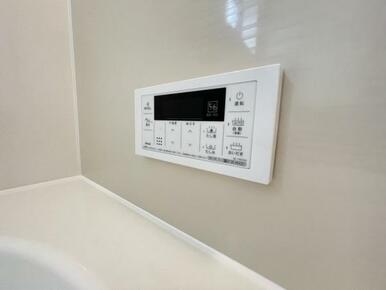 ボタンひとつでお湯張りや追い焚き、温度調整までしてくれる便利なオートバス機能付き！
