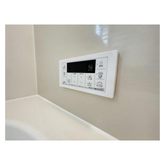 ボタンひとつでお湯張りや追い焚き、温度調整までしてくれる便利なオートバス機能付き！