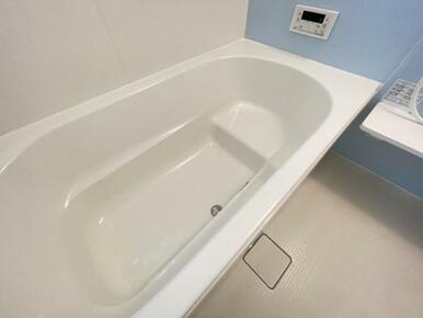 浴槽内はベンチ付きなので半身浴や親子一緒に入浴が楽しめます♪