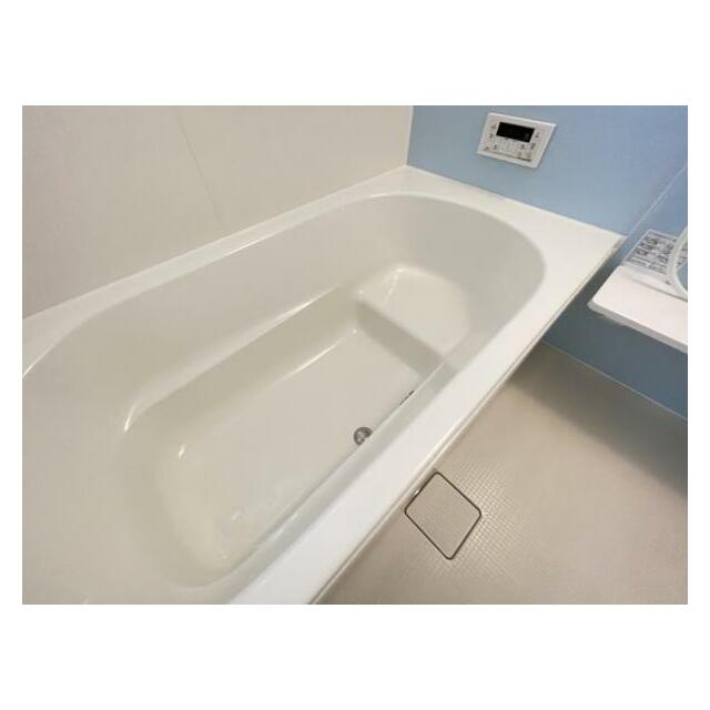 浴槽内はベンチ付きなので半身浴や親子一緒に入浴が楽しめます♪