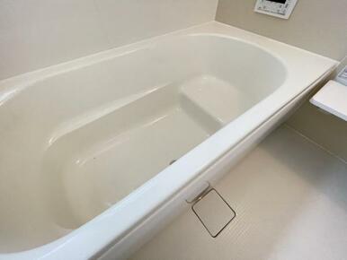 浴槽内はベンチ付きなので半身浴や親子一緒に入浴が楽しめます♪