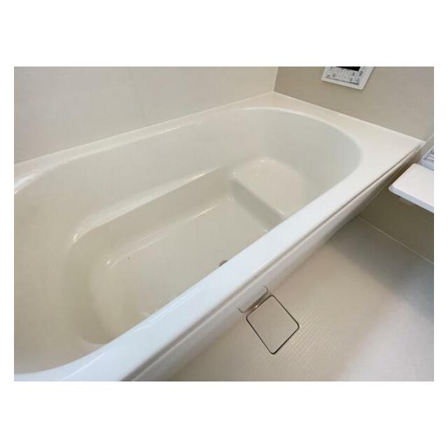 浴槽内はベンチ付きなので半身浴や親子一緒に入浴が楽しめます♪