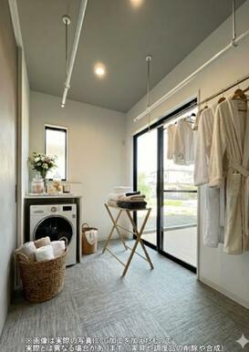 大判タオルも余裕で干せる、広々としたランドリールーム。『洗う・干す・取り込む』が、この一室で完結。