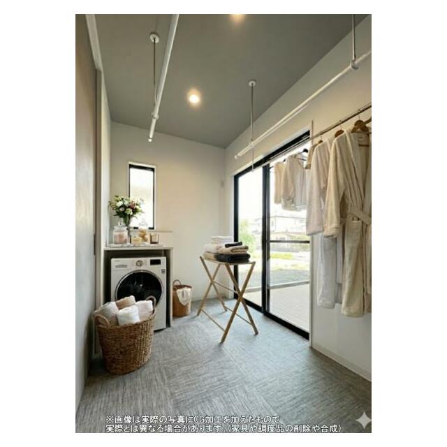 大判タオルも余裕で干せる、広々としたランドリールーム。『洗う・干す・取り込む』が、この一室で完結。