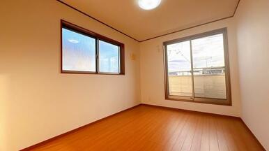 「洋室」２F南側　日当たり良好