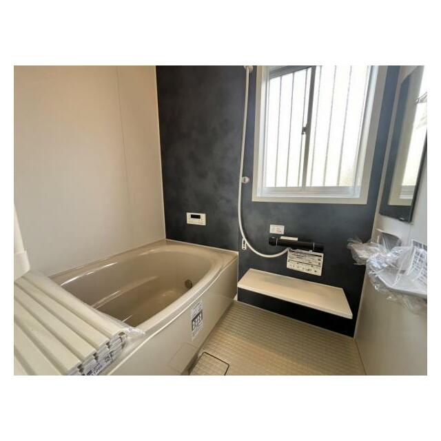 1日の疲れを癒してくれる浴室は、窓のある開放的な空間＾＾