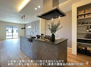 『見せる』と『隠す』を使い分けキッチン回り。常に洗練された空間を保つ、賢い収納設計。