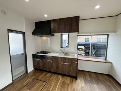 窓のある明るいキッチン、フラットで作業がしやすそう！